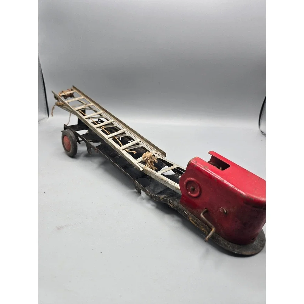 M•Vintage  1930-40's Wyandotte Pressed Steel Hook & Ladder‎ No.10 Fire Truck